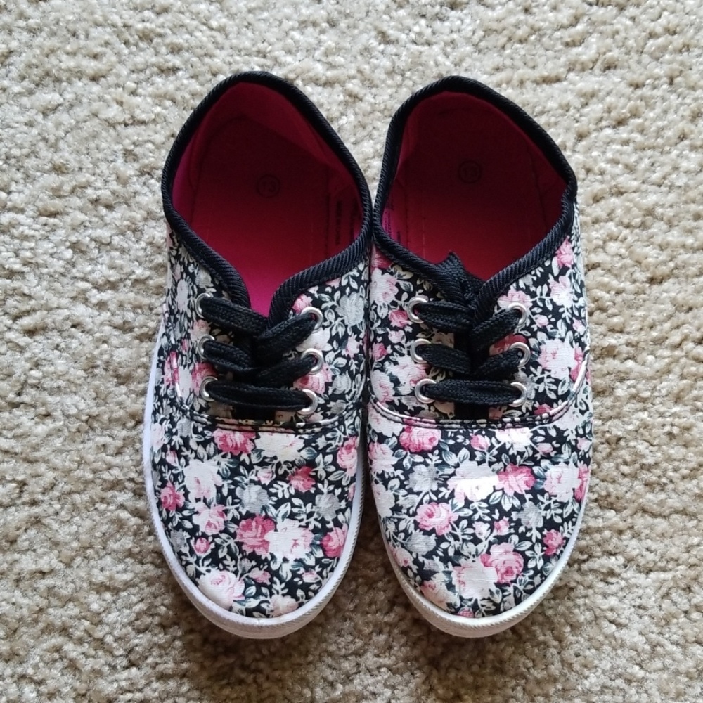 Size 13 Riley Girls Canvas Tie Shoes